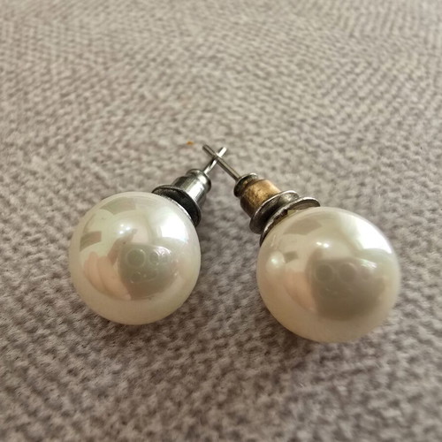 Pearl stud earrings classic white ivory