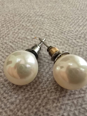 Pearl stud earrings classic white ivory