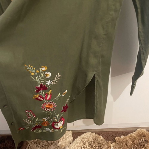 Stradivarius shirt with embroidery green like new