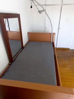 Νοσοκομειακό κρεβάτι V-Comfort σαν καινούργιο με ηλεκτρική ρύθμιση ύψους και στρώμα memory foam