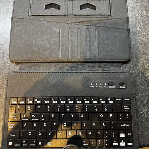 Tablet case 7-10 inches with Bluetooth keyboard like new