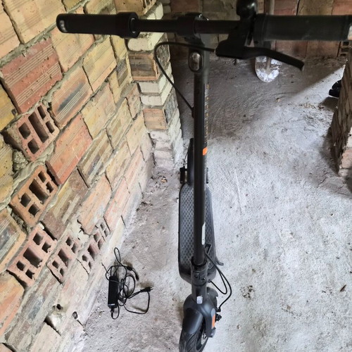Electric scooter like new with 1 year warranty, original box and documents