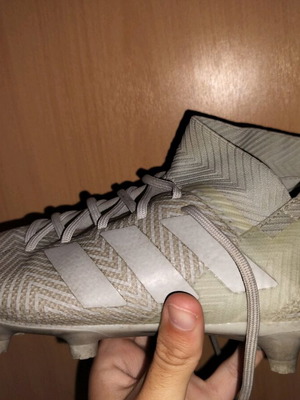 Ποδοσφαιρικά παπούτσια Adidas Nemeziz 18.3 FG σαν καινούργια, μέγεθος 40 1/2, άσπρο γκρι