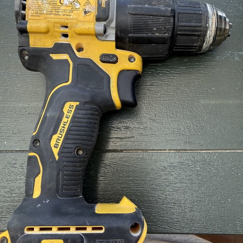 Dewalt drill screwdriver used with 1 battery 2Ah and charger