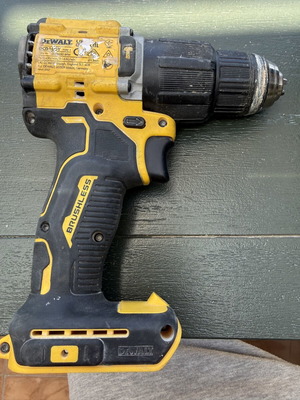 Dewalt drill screwdriver used with 1 battery 2Ah and charger
