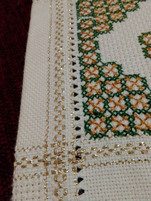 Χειροποίητο κέντημα σαν καινούργιο με χρυσή κλωστή 0,90x0,90 εκ.