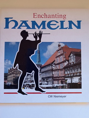 Enchanting Hameln travel guide like new, English