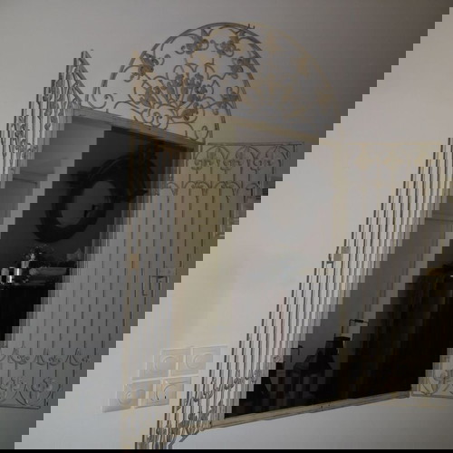 Καθρέπτης χειροποίητος σιδερένιος εκρού σε μορφή παλαιού παραθύρου