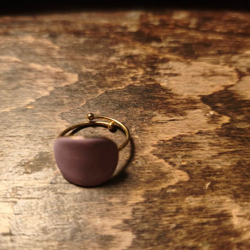 Adjustable ring with gold and lilac elements