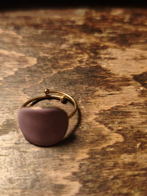 Adjustable ring with gold and lilac elements