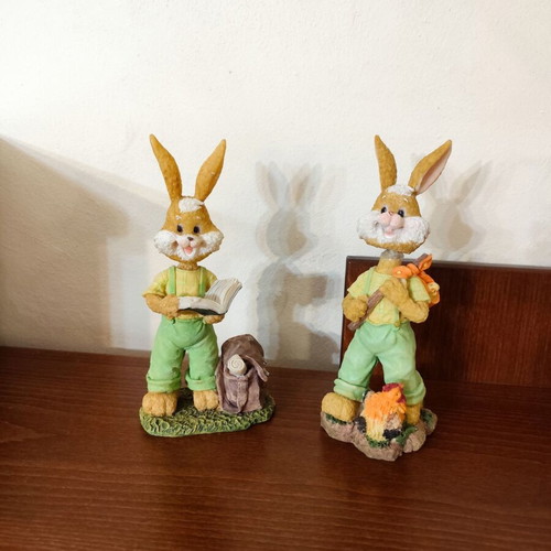 Decorative rabbit set like new with spring