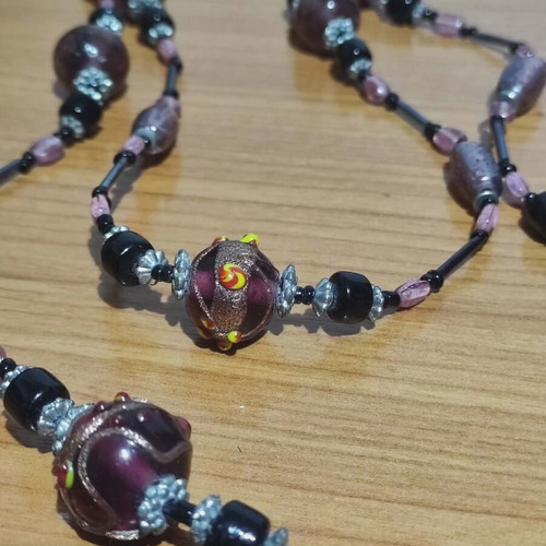 Murano stone necklace like new, pink and purple