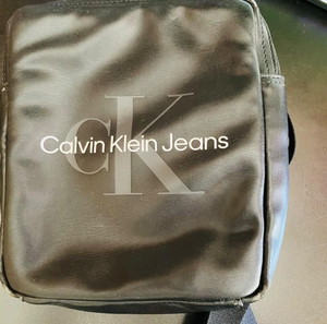 Ανδρικό δερμάτινο τσαντάκι ώμου Calvin Klein