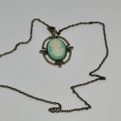 Vintage style pendant necklace with cameo decoration, like new