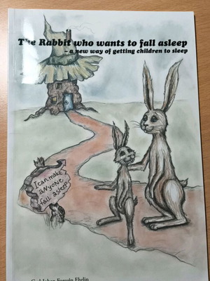 "The Rabbit who wants to fall asleep" детска книга от Carl-Johan Forssén Ehrlin, английско издание