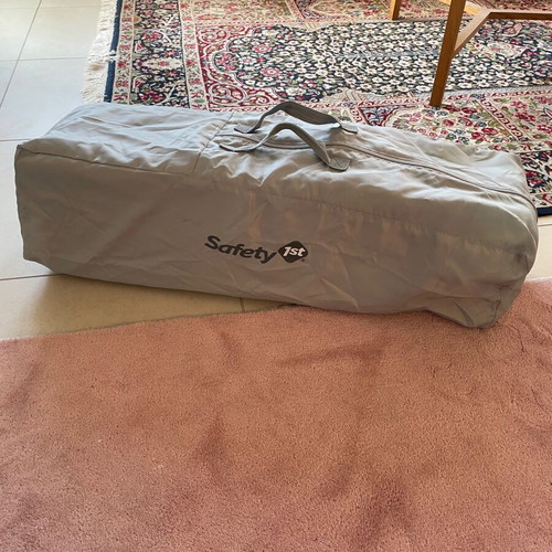 Safety 1st playpen like new, travel baby bed