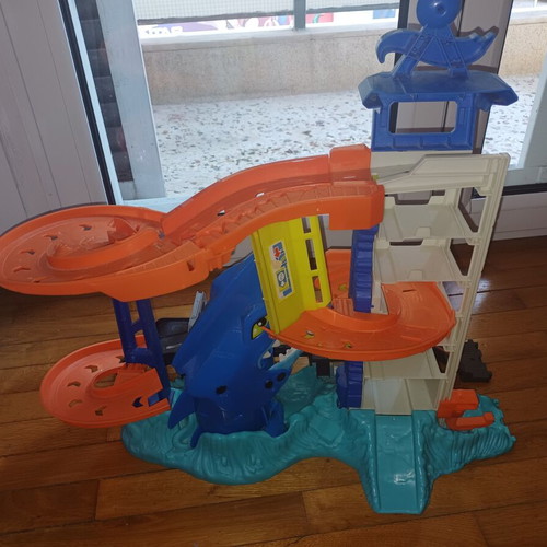 Hot Wheels City Garage playset like new with shark