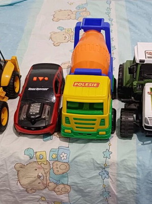 Large toy cars like new