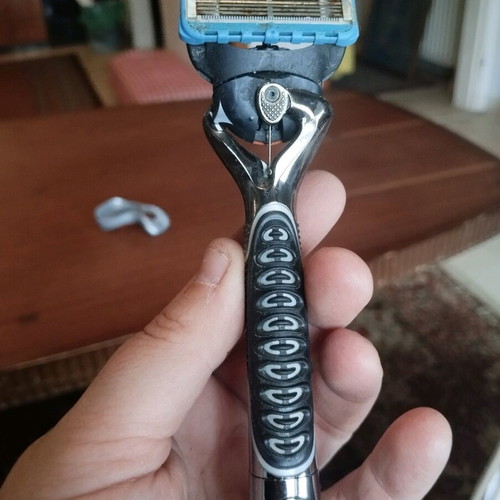 Gillette electric shaver used with - 5,00 - Vendora.cy Gillette electric shaver used with - 5,00 - Vendora.cy