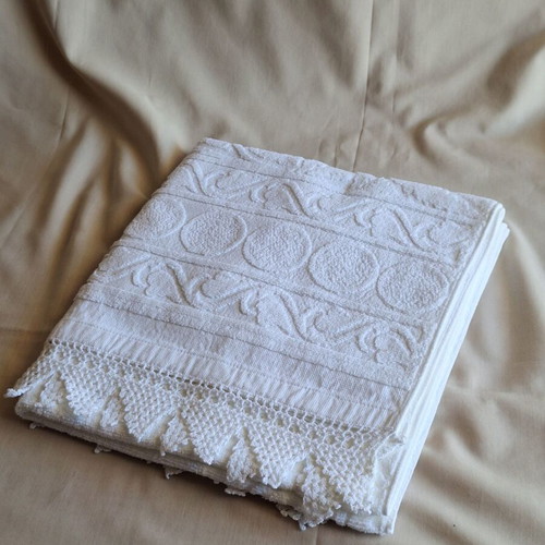 Vintage cotton embossed jacquard face towel set with handmade crochet lace
