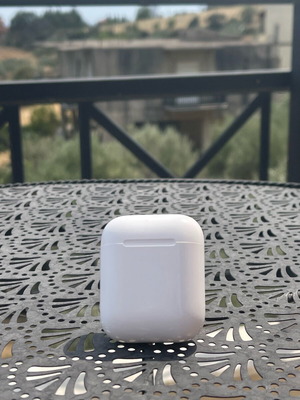 AirPods 1ης γενιάς μεταχειρισμένα με μικρή βλάβη και θήκη φόρτισης
