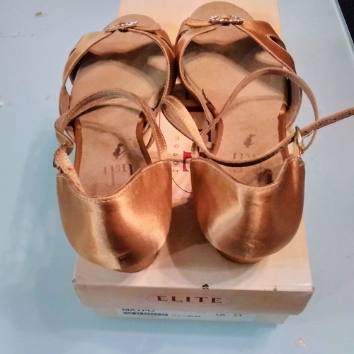 G&G pumps new, gold color, size 40 with low heel