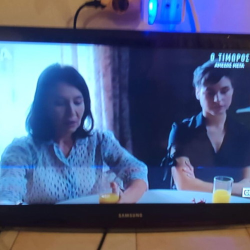 Samsung LE32C450E1W 32" TV used with stand and horizontal line defect