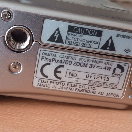 FujiFilm FinePix 4700z digital camera used with SanDisk cardReader