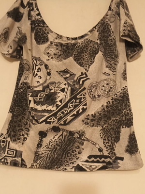 Women's blouse like new, size M, black and white