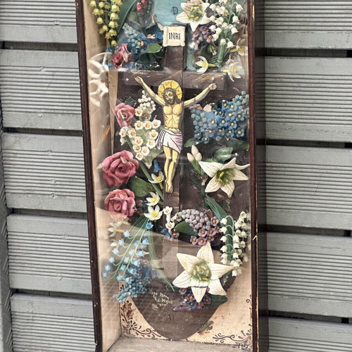 Vintage religious diorama "Εἰς Σὲ Ἐλπίζω" with crucifix in wooden display case used