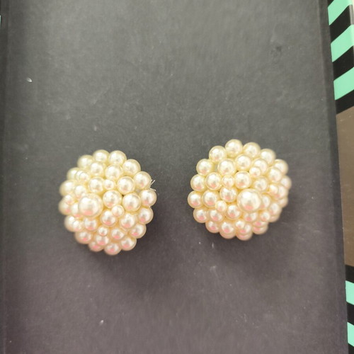 Necklace and earrings set like new, white pearls