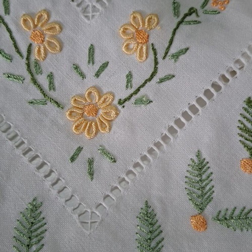 White tablecloth with embroidery and 12 napkins new 170×220