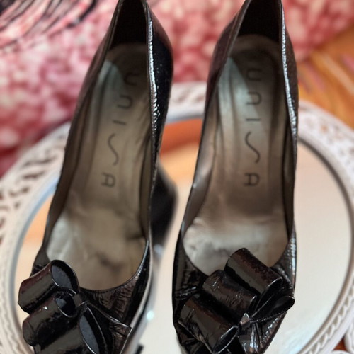 Unisa women's black patent leather pumps with bow size 39 like new