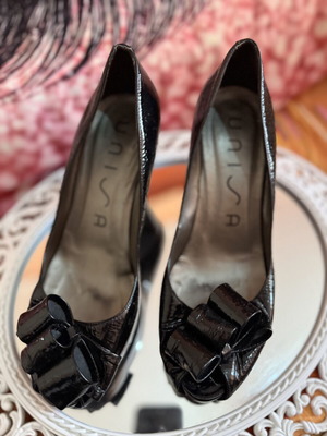 Unisa women's black patent leather pumps with bow size 39 like new