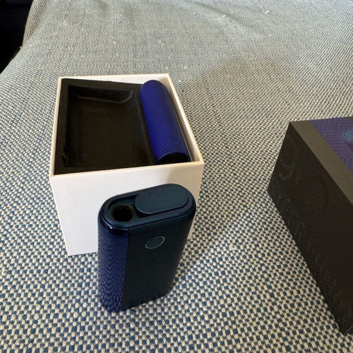 Glo Hyper+ Uniq device like new, blue color with extra cover