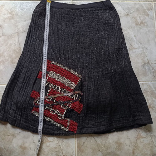 Winter skirt like new, black and red, elastic waist, size M