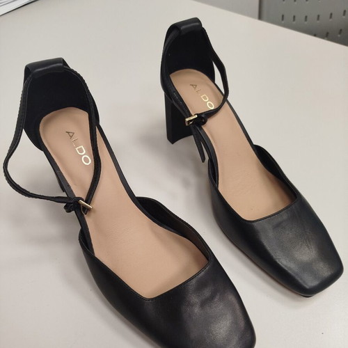 Leather women's mule shoes size 39 like new with unique heel