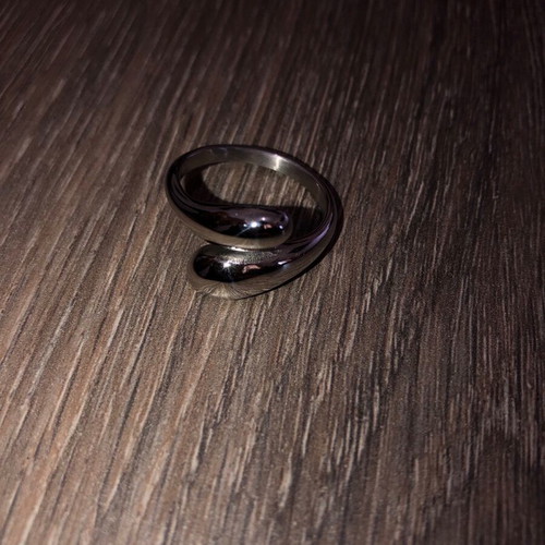 Women's ring like new, adjustable size