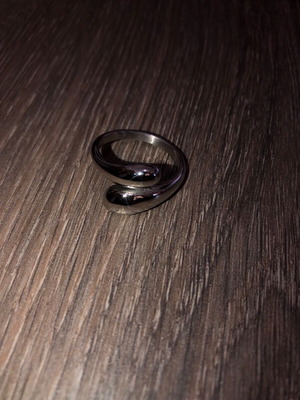 Women's ring like new, adjustable size