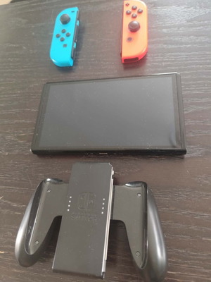 Nintendo Switch OLED като нов с докинг станция и Pokémon Legends Arceus