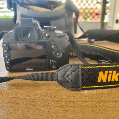 Nikon D3200 DSLR 24.2MP with 18-55mm VR lens like new