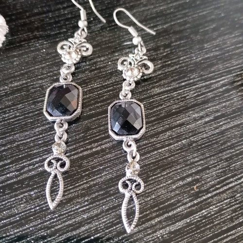Dangling earrings like new with hematite stone