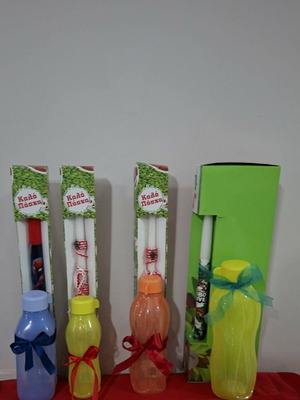 Tupperware μπουκάλι νερού με λαμπάδα και σετ αυτοκινητάκια καινούργιο