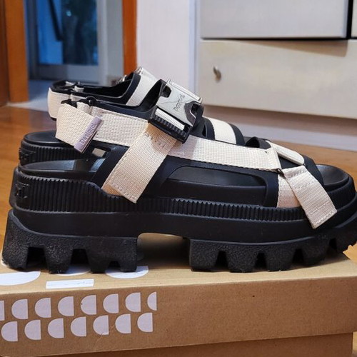 Desigual Chunky Platforms size 36 like new, beige and black