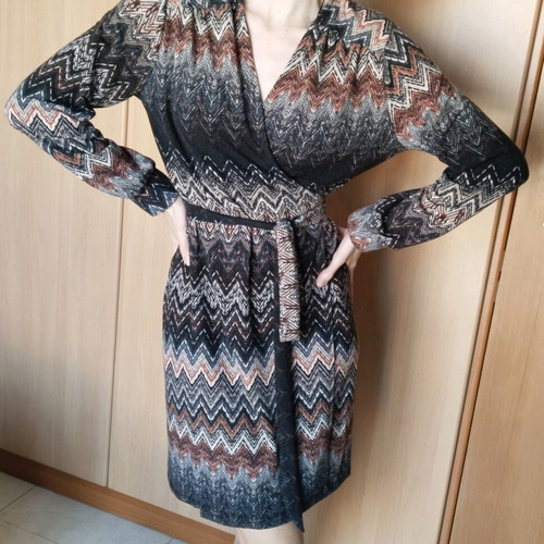 Dress with cross closure and zigzag pattern like new, gray multicolor