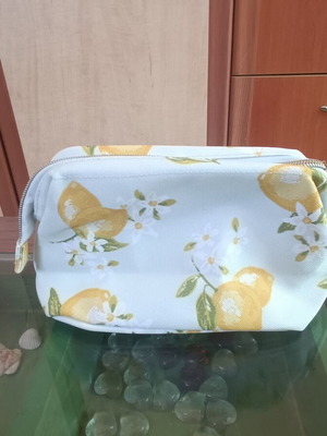 Toiletry bag lemon design new, yellow