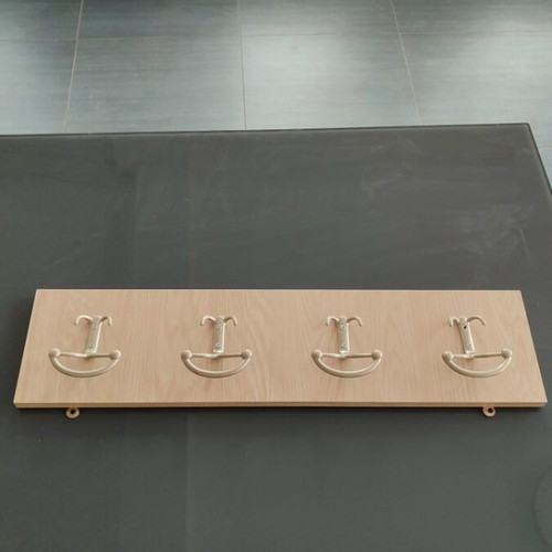 Wall hanger with four hooks like new