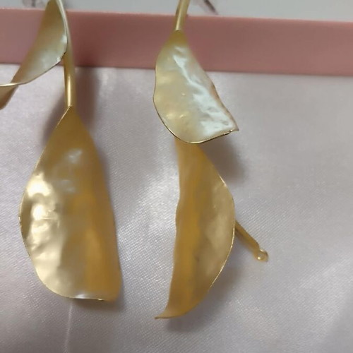 Leaf-shaped earrings in gold color new