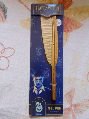 Harry Potter Slytherin gel pen with gold quill design, blue ink
