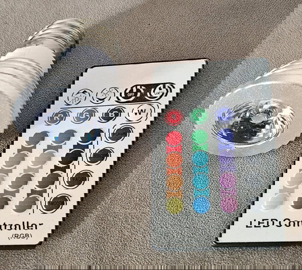 LED λάμπα πολλών χρωμάτων με τηλεχειριστήριο